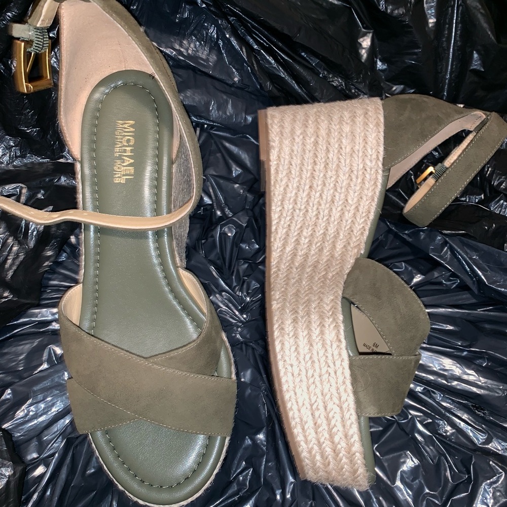 🔴🔴SOLD🔴🔴Authentic Michael Kors shoes